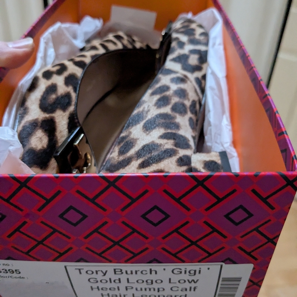 Tory Burch Gold Logo Pump - Picture 3 of 5